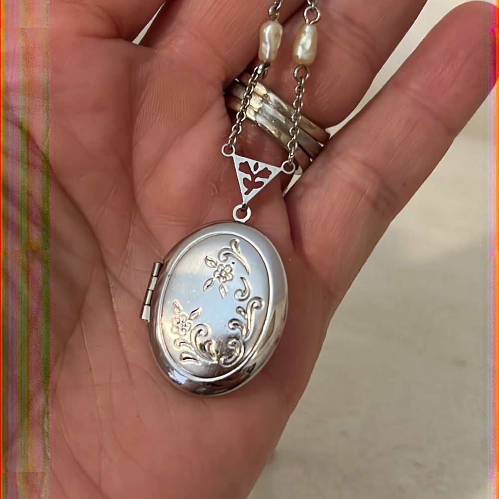Avon silver tone etched locket and chain 18”